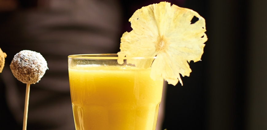 « Smoothie » de noix de coco, banane, ananas et mangue