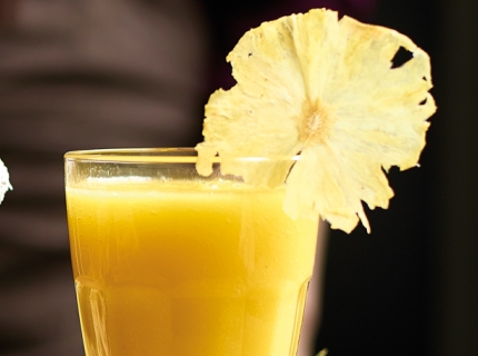 « Smoothie » de noix de coco, banane, ananas et mangue