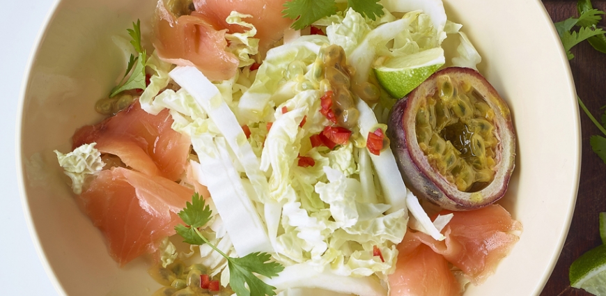 Salade de chou chinois, saumon et fruits de la passion