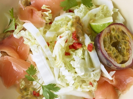 Salade de chou chinois, saumon et fruits de la passion