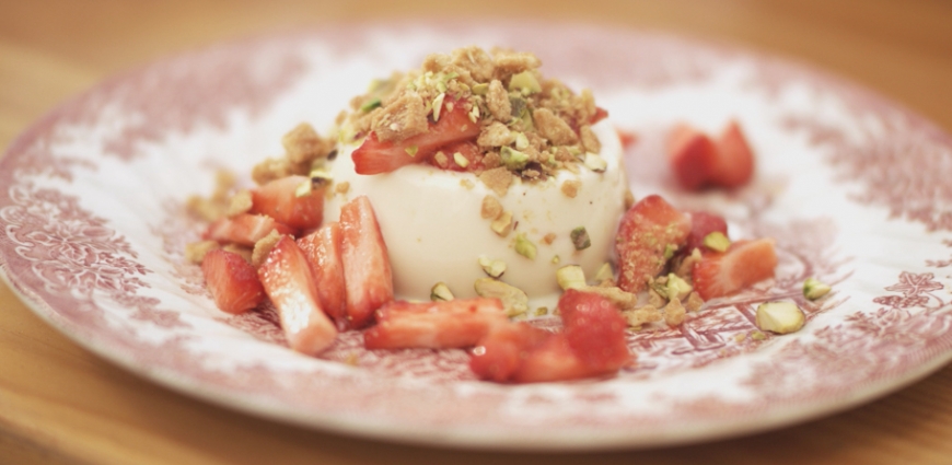 Panna cotta au chocolat blanc et pistaches aux fraises