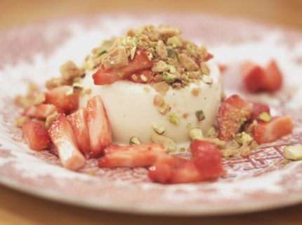 Panna cotta au chocolat blanc et pistaches aux fraises