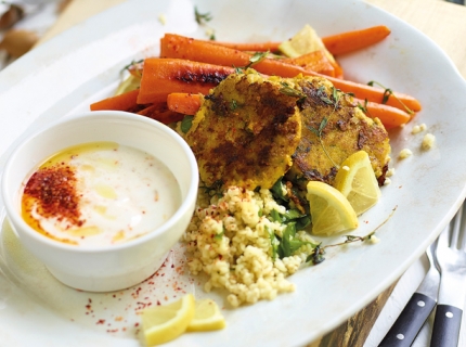 Croquettes de poisson aux crevettes, carottes, boulgour et sauce au yaourt