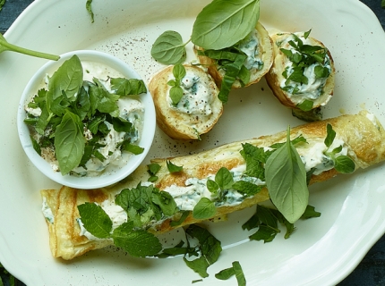 Omelette roulée au fromage frais aux herbes