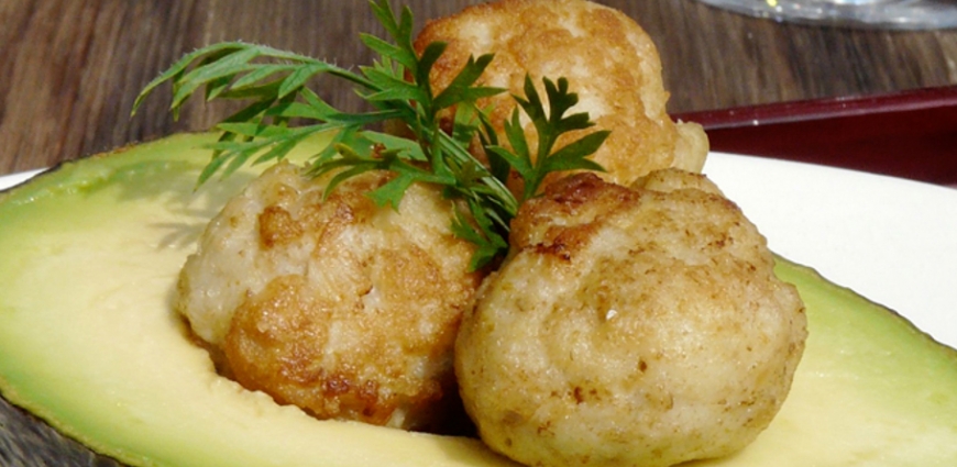 Avocat aux boulettes de poisson thaï