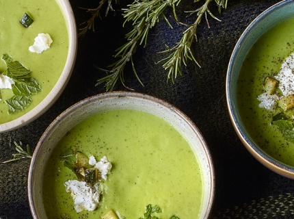 Soupe de courgette à la ricotta et à la menthe