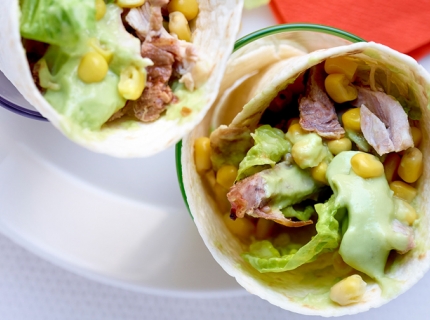 Wraps aux deux viandes, maïs doux et avocat