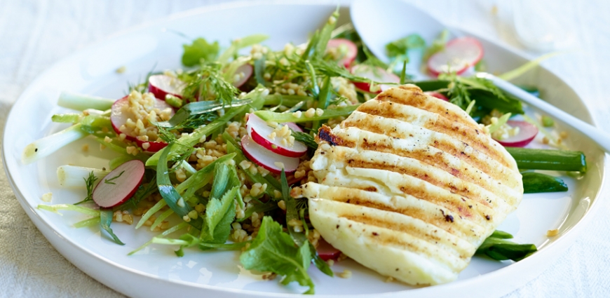 Salade printanière de boulgour toasté et halloumi grillé