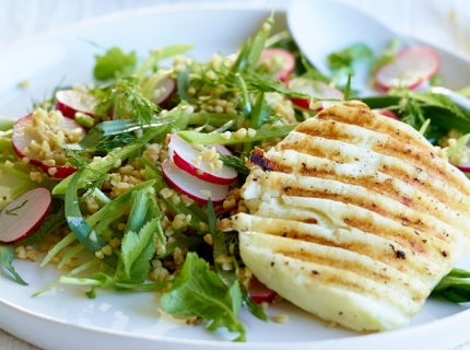 Salade printanière de boulgour toasté et halloumi grillé