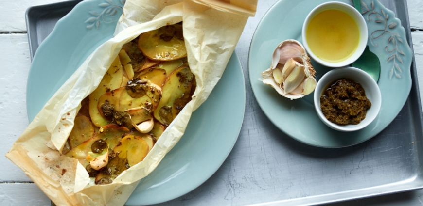 Pommes de terre en papillote aux feuilles de kaffir