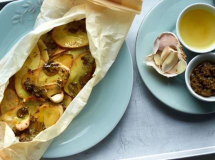 Pommes de terre en papillote aux feuilles de kaffir