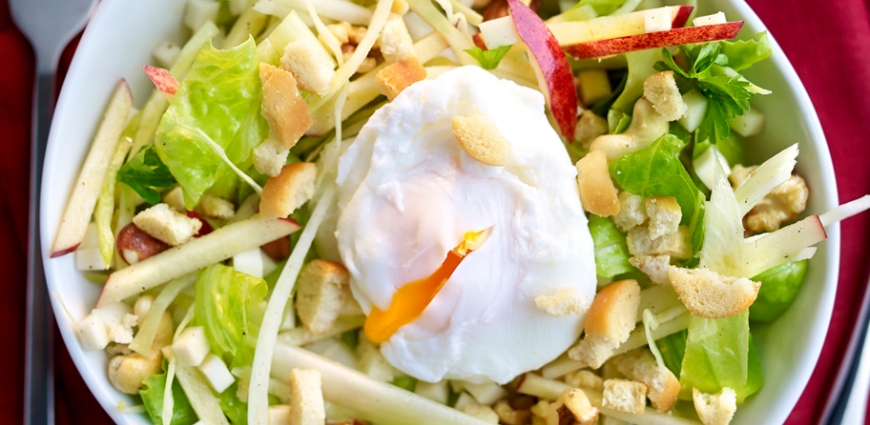 Salade d’hiver aux chicons, pain grillé et œuf poché