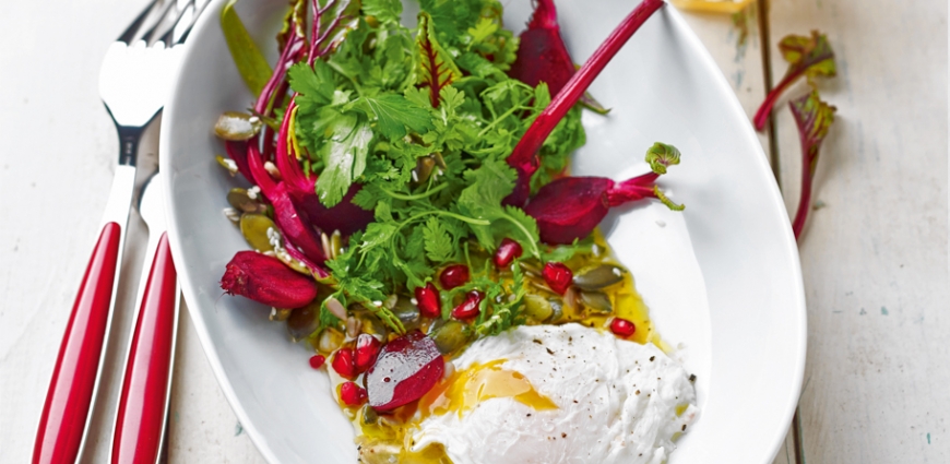 Œufs pochés, salade de betteraves aux super-graines, vinaigrette à la mandarine