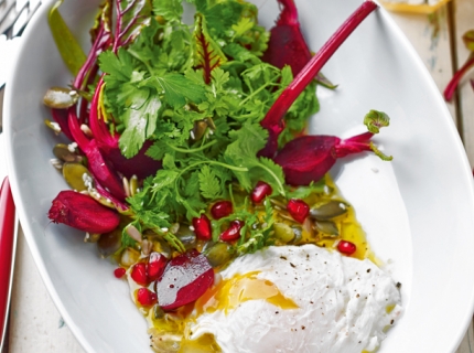 Œufs pochés, salade de betteraves aux super-graines, vinaigrette à la mandarine