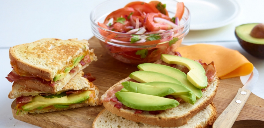 Croques à l’avocat et au lard croustillant, salade de tomates