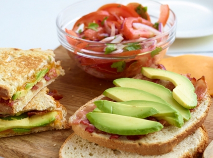 Croques à l’avocat et au lard croustillant, salade de tomates