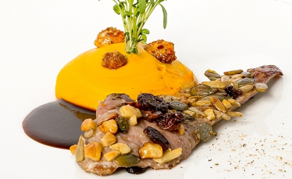 Aiguillettes de canard en croûte de graines et sa purée de carottes à la cardamone