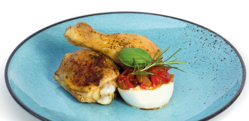 Cuisses de poulet rôties au piment et burrata farcie aux condiments basques