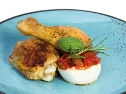 Cuisses de poulet rôties au piment et burrata farcie aux condiments basques