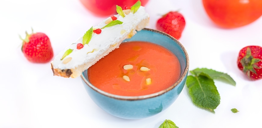 Gaspacho de poivrons, fraises et tomates accompagné d'une bruschetta chèvre miel