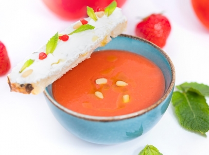 Gaspacho de poivrons, fraises et tomates accompagné d'une bruschetta chèvre miel