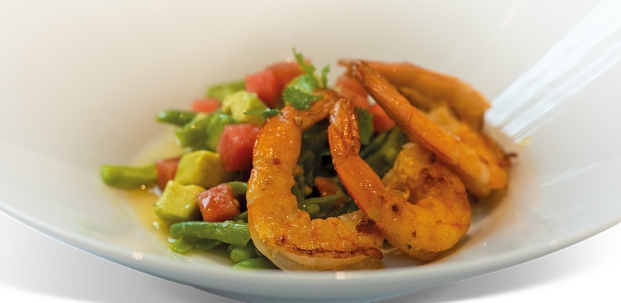 Salade de crevettes, haricots, pêche et pastèque