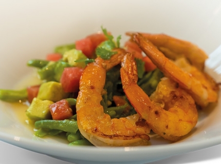 Salade de crevettes, haricots, pêche et pastèque