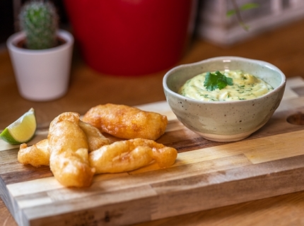 Beignets d’églefin au citron vert et sa sauce mayonnaise coriandre et curry