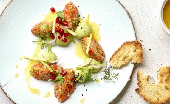 Tartare de duo de saumon, crème d’avocat et huile de raifort