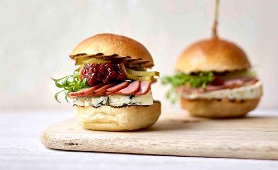 Petits burgers au canard fumé et chutney de betterave aux framboises