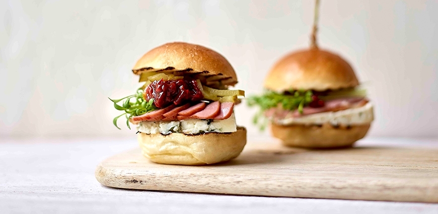 Petits burgers au canard fumé et chutney de betterave aux framboises