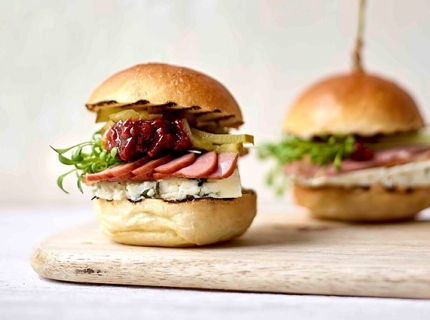 Petits burgers au canard fumé et chutney de betterave aux framboises