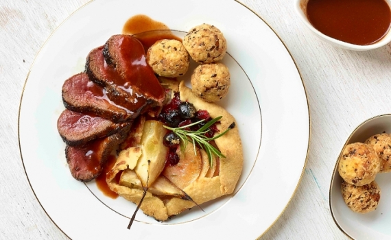 Filets de biche Grand Veneur, tartelettes aux fruits et pommes Macaire
