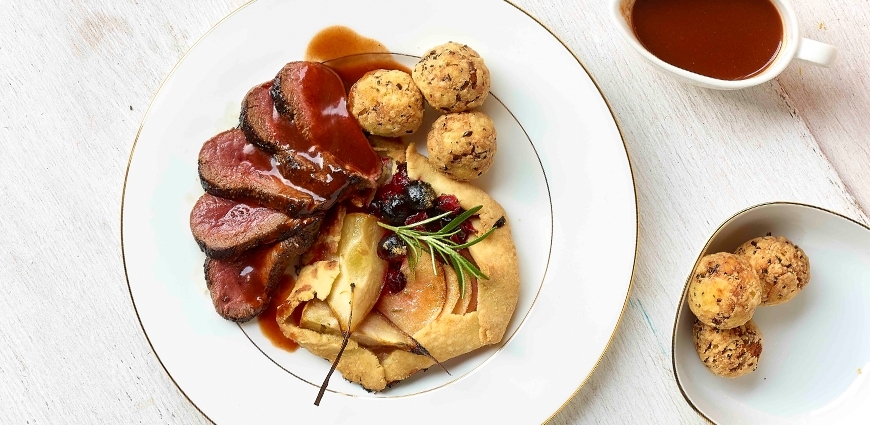 Filets de biche Grand Veneur, tartelettes aux fruits et pommes Macaire