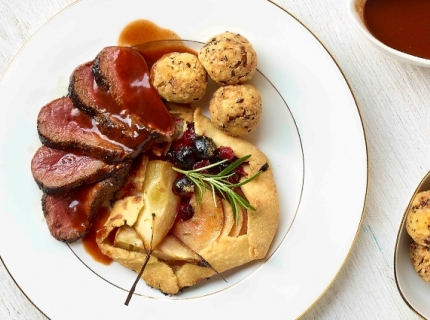 Filets de biche Grand Veneur, tartelettes aux fruits et pommes Macaire