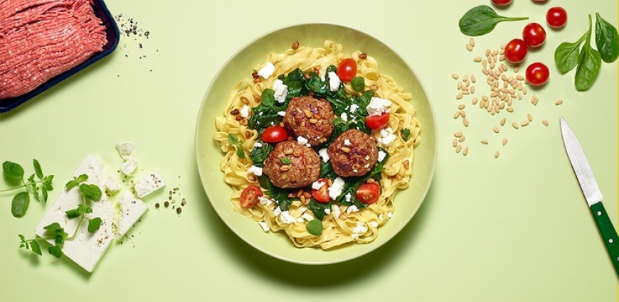 Boulettes aux fettuccine, tomates cerises, épinards et feta