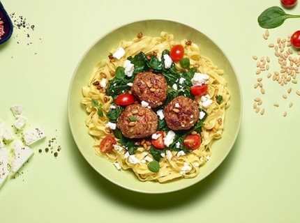 Boulettes aux fettuccine, tomates cerises, épinards et feta