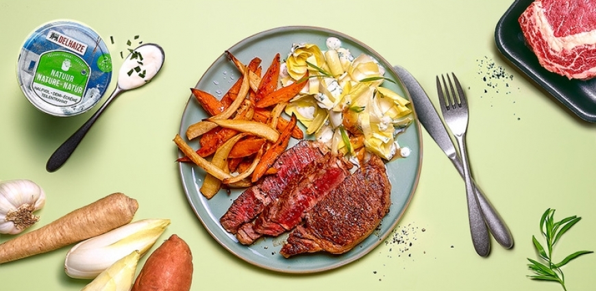 Entrecôte irlandaise aux frites de patates douces et de racines de persil, salade de chicons au yaourt