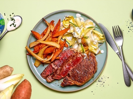 Entrecôte irlandaise aux frites de patates douces et de racines de persil, salade de chicons au yaourt