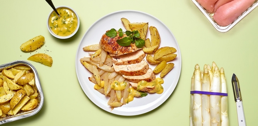 Filets de poulet aux asperges, pommes de terre au four et sauce mousseline