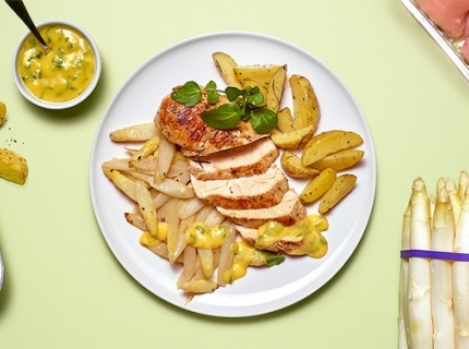 Filets de poulet aux asperges, pommes de terre au four et sauce mousseline