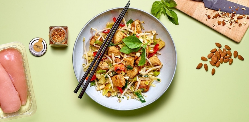 Wok de légumes et soja au poulet, gingembre et amandes