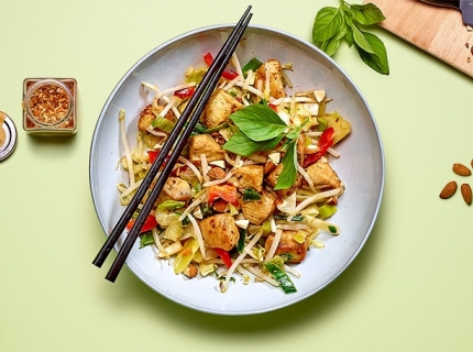 Wok de légumes et soja au poulet, gingembre et amandes