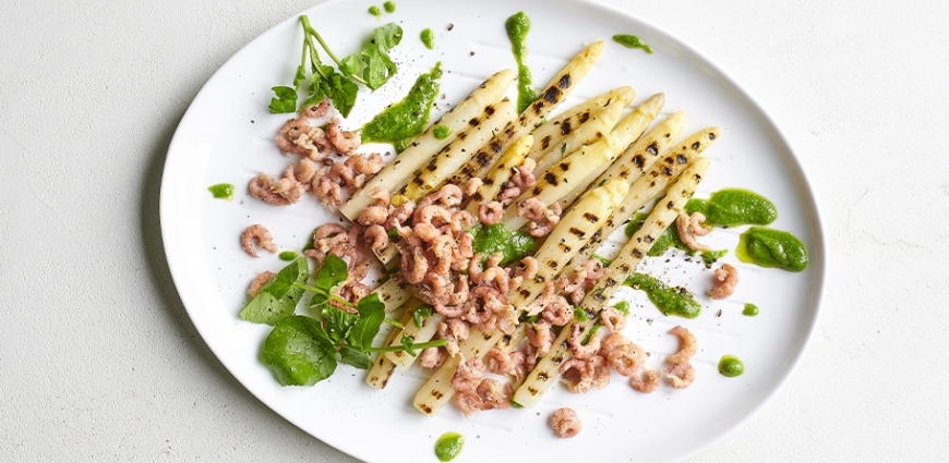 Asperges grillées aux crevettes grises et pesto de cresson