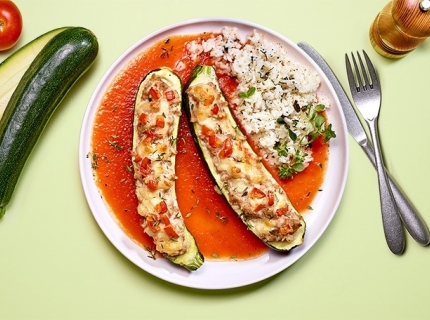 Courgettes farcies à la viande et au riz, sauce aux tomates rôties