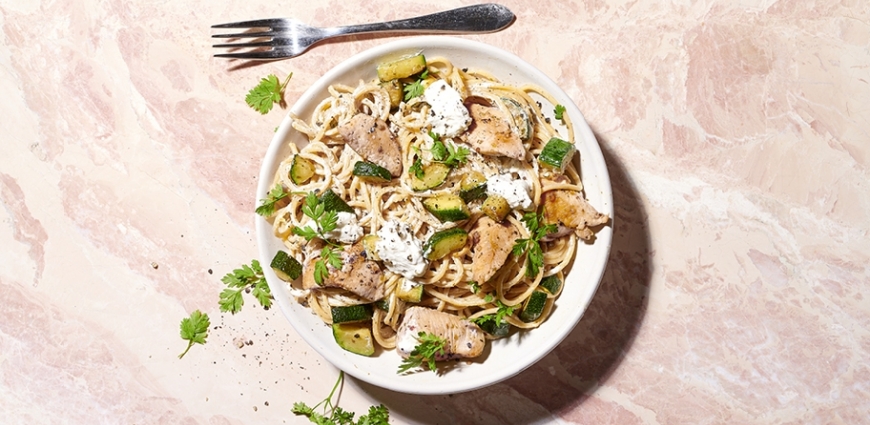 Spaghetti au poulet, courgettes et ricotta