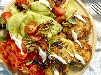 Galettes de riz à la feta, salade de concombre et poivron, vinaigrette à la tomate