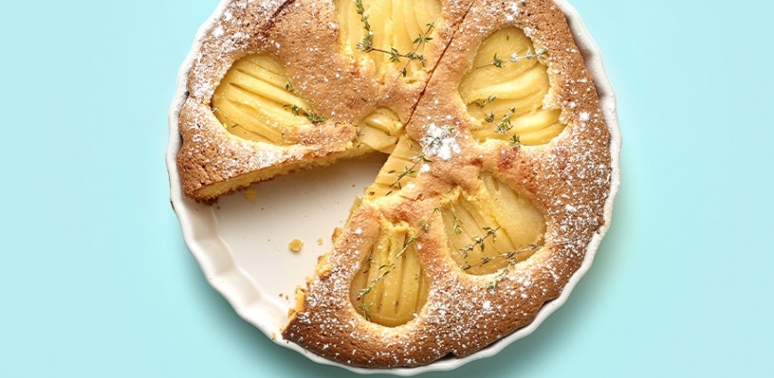 Gâteau aux amandes, poires et thym