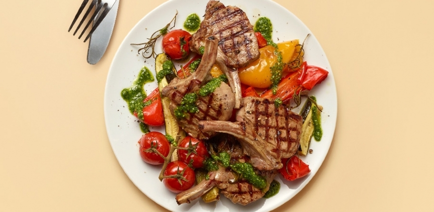 Côtelettes d’agneau grillées aux légumes du sud rôtis et pesto de roquette