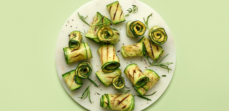 Cannellonis de courgettes froids farcis aux houmous de béarnaise et vinaigrette au citron